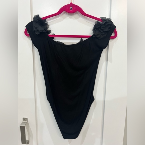 ⭐️3/$27⭐️ Black Floral Bodysuit. Women’s size small. - Picture 5 of 9